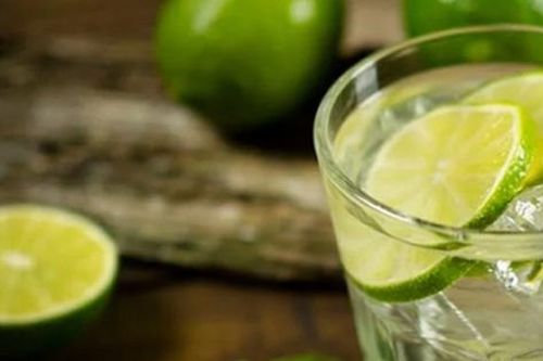 Khi pha nước chanh nên dùng nước nóng hay nước lạnh?
