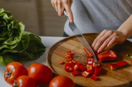 Cách làm dịu tay bỏng rát do dính ớt