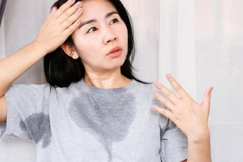Đổ mồ hôi nhiều sau sinh khi nào là bất thường?