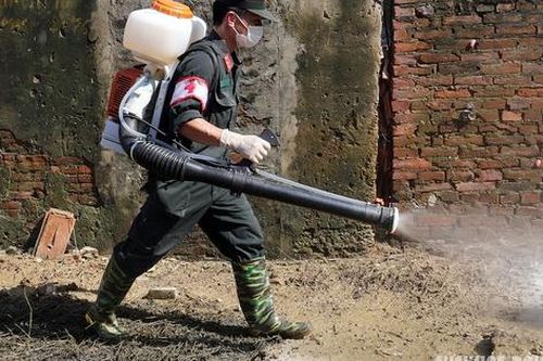 Cán bộ, chiến sĩ giúp nhân dân xử lý môi trường sau ngập lụt