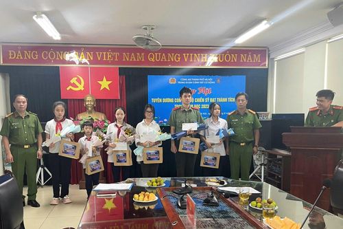 Trung đoàn Cảnh sát cơ động tuyên dương con cán bộ chiến sỹ đạt thành tích trong học tập