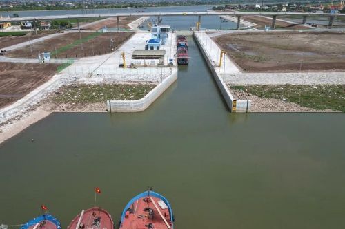 Nam Định: Âu tàu kênh đào hơn 107 triệu USD bị đứt dây cáp kéo cánh phai