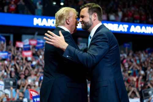 'Phó tướng' phản công nhưng vắng mặt ông Trump