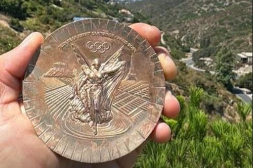 Huy chương Olympic sứt mẻ, bạc màu chỉ sau một tuần