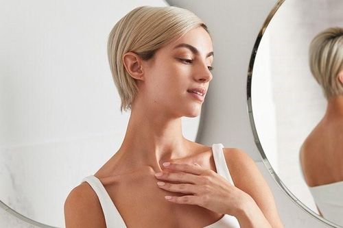 Hành động vô tình khiến da cổ xuất hiện nếp nhăn