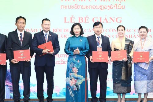Bế giảng lớp đào tạo cán bộ của Thủ đô Vientiane tại Thành phố Hà Nội
