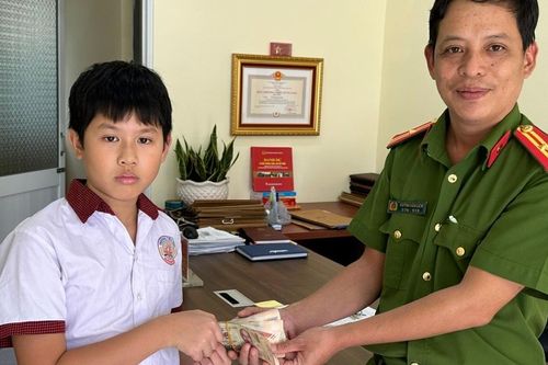 Đắk Nông: nhặt được 20 triệu đồng, nam sinh trả lại người đánh rơi