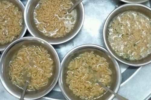 Hà Nội: đình chỉ cơ sở mầm non cho trẻ ăn bán trú bằng mì tôm