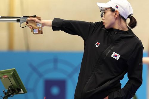 Tin nóng thể thao tối 9/8: Xạ thủ 'ngầu nhất Olympic' ngã quỵ trong buổi họp báo, Quang Hải được BTC cúp C1 Đông Nam Á gọi tên