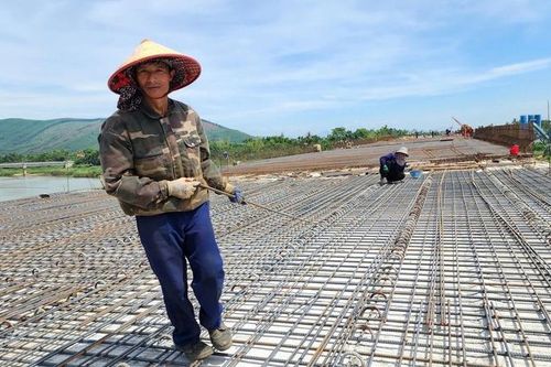 Gần 4.000 công nhân dồn lực thi công cao tốc Quảng Ngãi - Hoài Nhơn trước khi mùa mưa đến