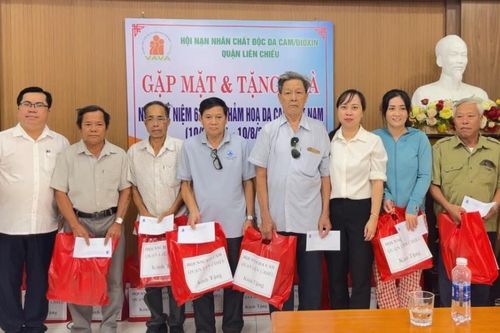 Quận Liên Chiểu gặp mặt cán bộ, hội viên và trao quà cho các nạn nhân chất độc da cam/dioxin