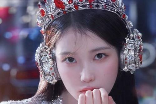 Giữa 'bão tin đồn' chia tay bạn trai Lee Jong Suk, IU khiến fan 'nức lòng' với điều này