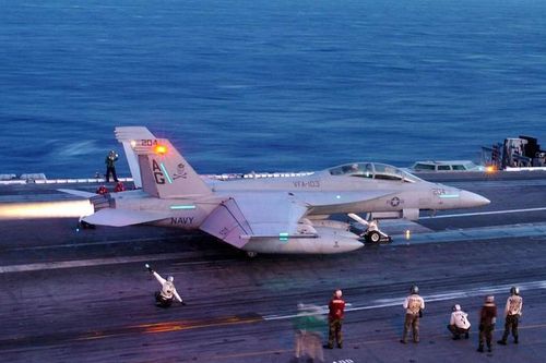 F/A-18 Super Hornet lần đầu tiên mang tên lửa tiên tiến tấn công Houthi