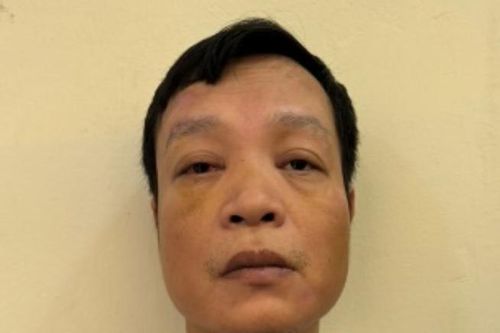 Hà Nội: Bắt kẻ nghĩ bị nhìn đểu, rút súng đe dọa bắn người