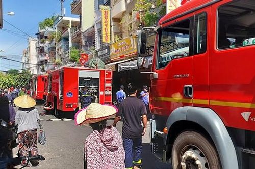 Cháy kho chứa đồ điện tử, khói đen bốc cao kèm tiếng nổ