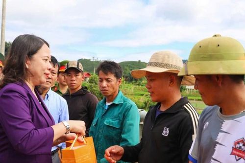 Phó Chủ tịch nước Võ Thị Ánh Xuân thăm hỏi, tặng quà người dân vùng lũ ở Sơn La
