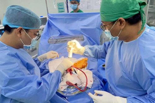 Chơi đùa với vật sắc nhọn, bé gái bị kéo đâm thủng đầu