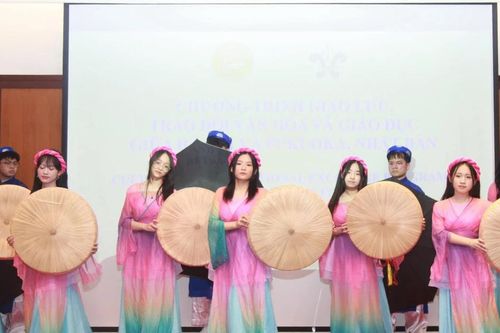 Xúc động buổi chia tay học sinh Fukuoka tại Hà Nội