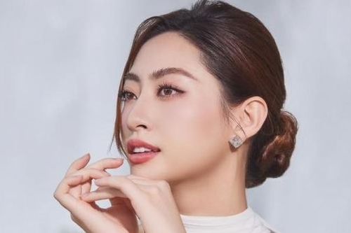 Hoa hậu Lương Thùy Linh rạng rỡ tuổi 24