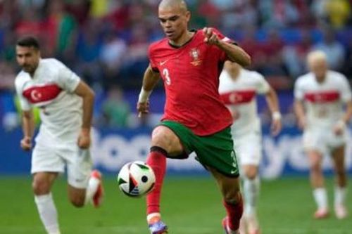 Hậu vệ Pepe giải nghệ ở tuổi 41