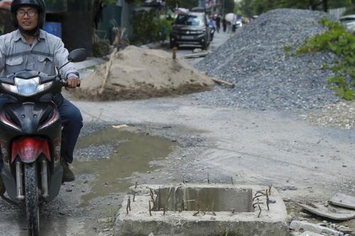 Dự án hơn 300m đường chậm tiến độ, bất ngờ nhô lên các cọc sắt 'bẫy' người đi đường