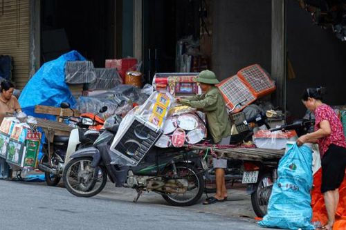 Người dân làng Song Hồ tất bật sản xuất hàng mã phục vụ Rằng tháng 7