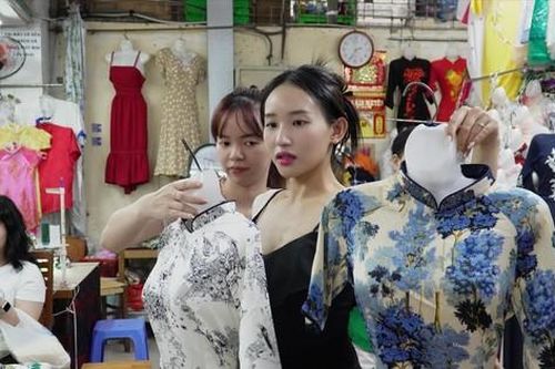 Chợ 'bỏ bùa' khách Hàn