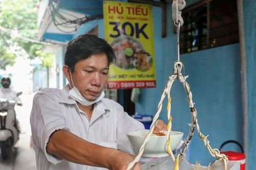 Quán hủ tiếu ở TPHCM hút khách nhờ 'chiêu' bán hàng độc lạ