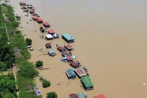 Thủy điện Hòa Bình xả lũ, cuộc sống xóm vạn chài bị đảo lộn