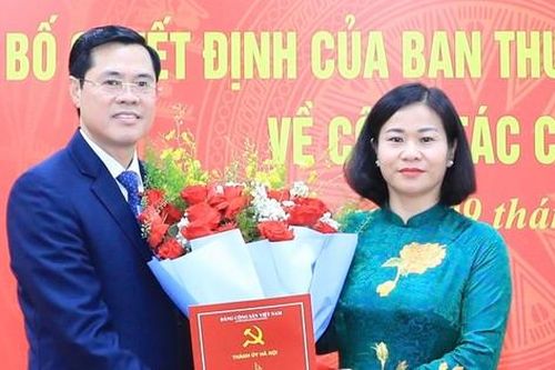 Trao quyết định của Ban Thường vụ Thành ủy Hà Nội về công tác cán bộ