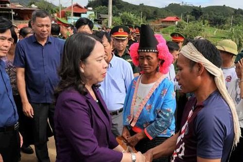 Phó Chủ tịch nước Võ Thị Ánh Xuân thăm, tặng quà người dân vùng lũ Sơn La