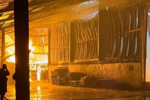 Công ty sản xuất gỗ cháy ngùn ngụt trong mưa