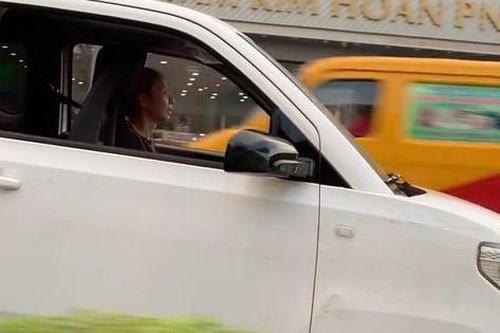 CLIP: Hoảng hồn cảnh một phụ nữ lái xe ô tô chạy ngược chiều trên quốc lộ 13