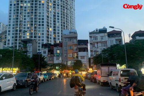 Hà Nội: 'Bãi xe' trên cầu Giáp Nhất