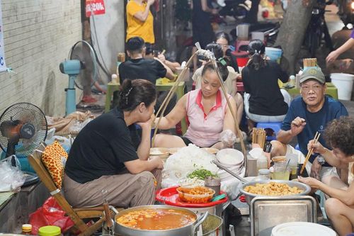 Bún riêu vỉa hè 'tên kém sang' ở Hà Nội, đêm nào cũng bán vài trăm bát