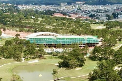 Vì sao chưa tháo dỡ công trình vi phạm xây dựng tại sân golf Đồi Cù?