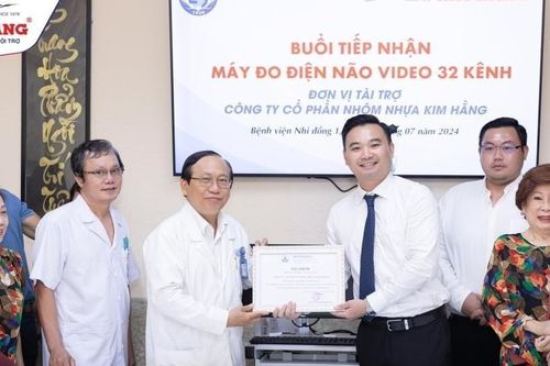 CLB Từ thiện Kim Hằng trao tặng máy đo điện não cho Bệnh viện Nhi Đồng 1