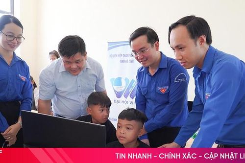 Trao tặng 15 bộ máy tính cho trường học ở Hương Khê
