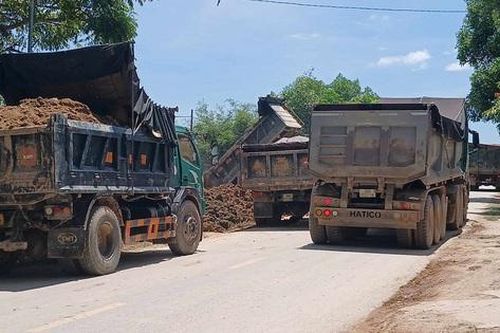 Hà Tĩnh: Hàng chục xe tải hạng nặng đại náo đường dân sinh, người dân bức xúc