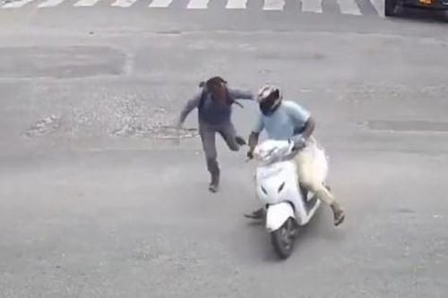 Clip: Cảnh sát lao ra giữa đường khống chế tên tội phạm khét tiếng