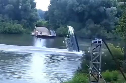 Clip: Đâm vào dây cáp, thuyền cảnh sát lật úp như phim hành động