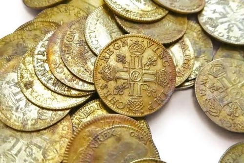Sửa nhà, 3 thợ xây tìm thấy 'kho báu' trị giá 8,9 tỷ đồng