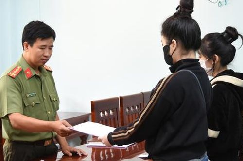 Xử phạt 2 cô gái livestream đường dẫn của trang web đánh bạc