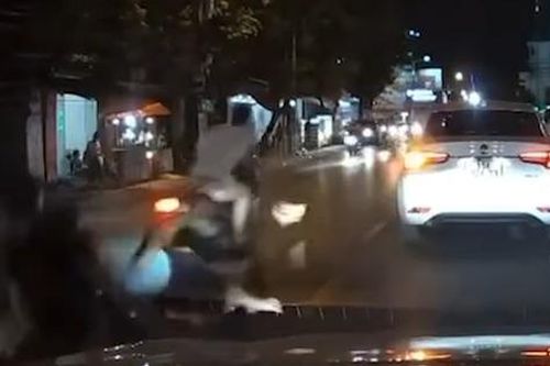 Phóng xe máy ngược chiều như thiêu thân, đâm ngã 2 người đi bộ rồi bỏ chạy