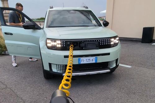 Ô tô điện Fiat sẽ có cáp sạc ở đầu xe