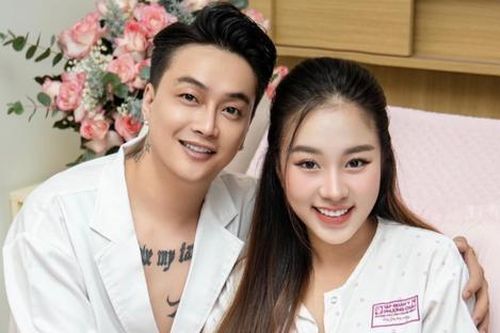 Khung ảnh gia đình đầu tiên của cặp đôi Vbiz vừa đón thành viên mới chào đời