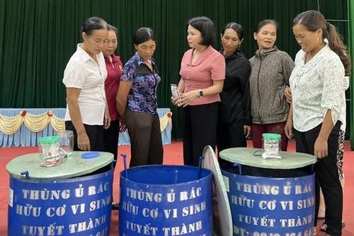 Hội LHPN huyện Tân Yên, Bắc Giang hỗ trợ thùng ủ rác cho hội viên