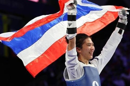 Olympic Paris 2024: Ngôi sao võ thuật Thái Lan quỳ gối tạ ơn thầy và cha sau khi làm nên kỳ tích