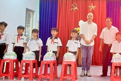 UBMTTQVN TP. Châu Đốc trao 250 phần quà cho học sinh, hộ dân khó khăn