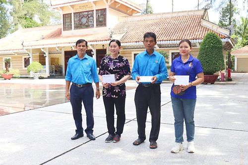 Khối Thi đua số 1 tỉnh An Giang tổ chức du khảo về nguồn ở Mỹ Hòa Hưng
